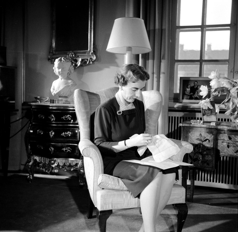 Deense Koningin bordurend in haar woning in paleis Brockdorff in Slot Amalienbor, Bestanddeelnr 252-8634