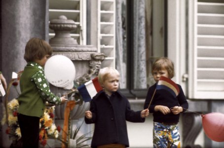 Defile Paleis Soestdijk , verjaardag Koningin Juliana, Bestanddeelnr 254-9471