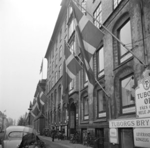Deense vlaggen bij de Tuborg Brouwerij ter ere van de verjaardag van de koning, Bestanddeelnr 252-8679