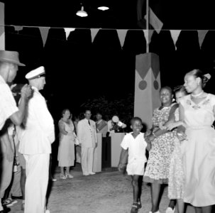 Defilé bij de ontvangst in de Pasanggrahan in Philipsburg op Sint Maarten, Bestanddeelnr 252-4017