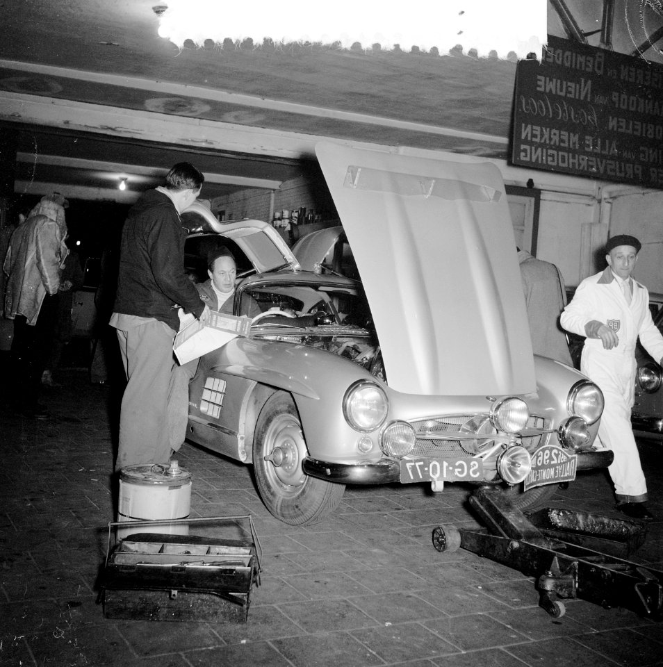 Deelnemers Rally Monte Carlo passeren Amsterdam, Bestanddeelnr 907-5471