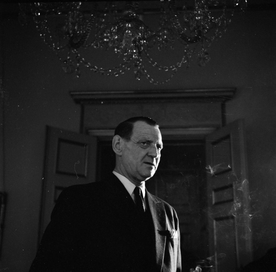 Deense Koning in zijn woning in paleis Brockdorff in Slot Amalienborg, Bestanddeelnr 252-8630