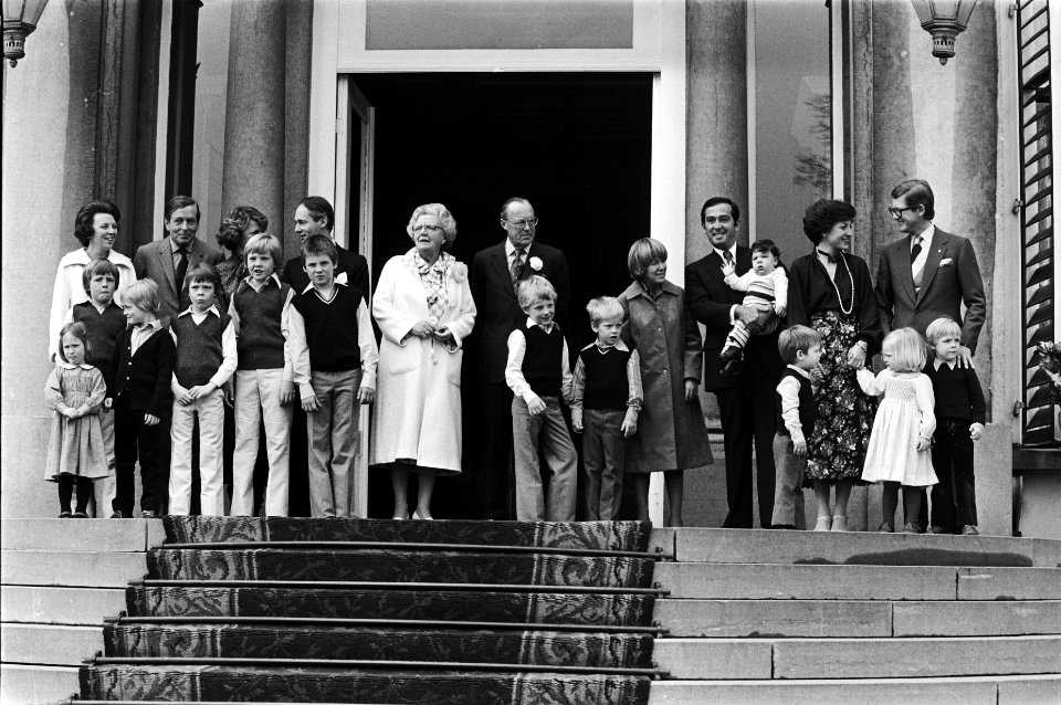 Defile Soestdijk 78 Koninklijke familie op bordes en kinderen, Bestanddeelnr 929-6965