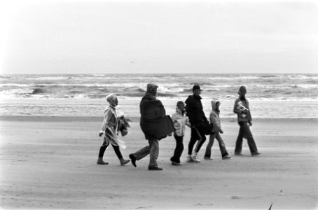Deelnemers wandelen in de regen op het strand, Bestanddeelnr 928-0635