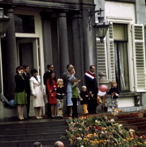 Defile Paleis Soestdijk , verjaardag Koningin Juliana Koninklijke Familie op h, Bestanddeelnr 254-9488