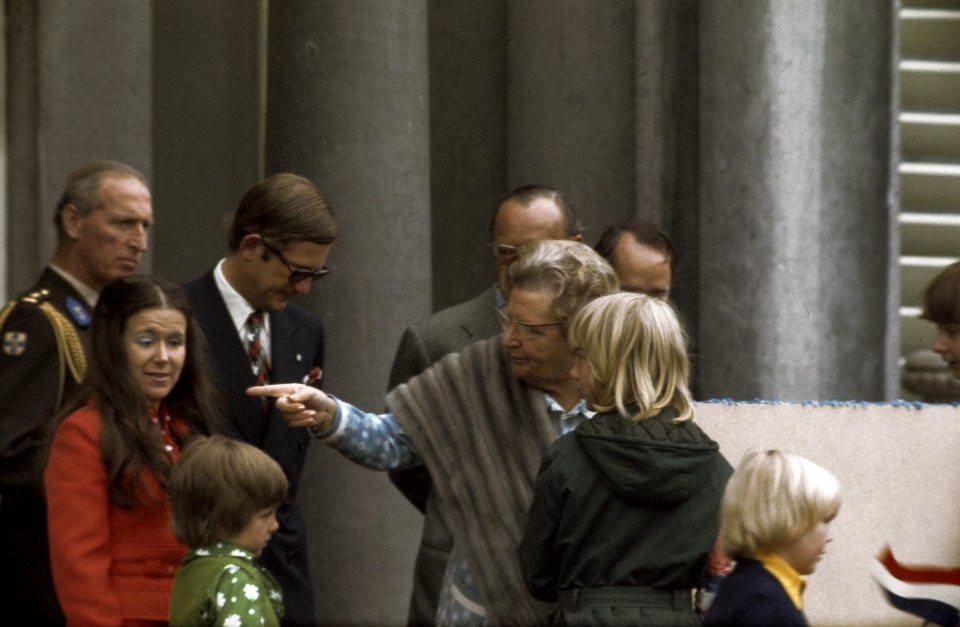 Defile Paleis Soestdijk , verjaardag Koningin Juliana, Bestanddeelnr 254-9470