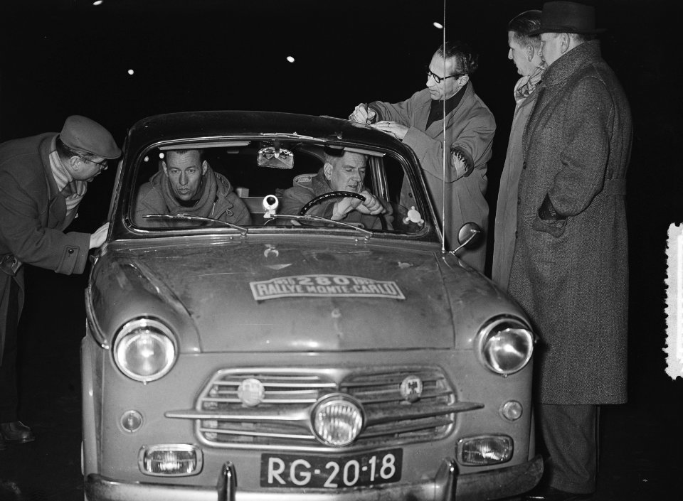 Deelnemers Rally Monte Carlo passeren Amsterdam, Bestanddeelnr 907-5468