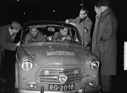 Deelnemers Rally Monte Carlo passeren Amsterdam, Bestanddeelnr 907-5468