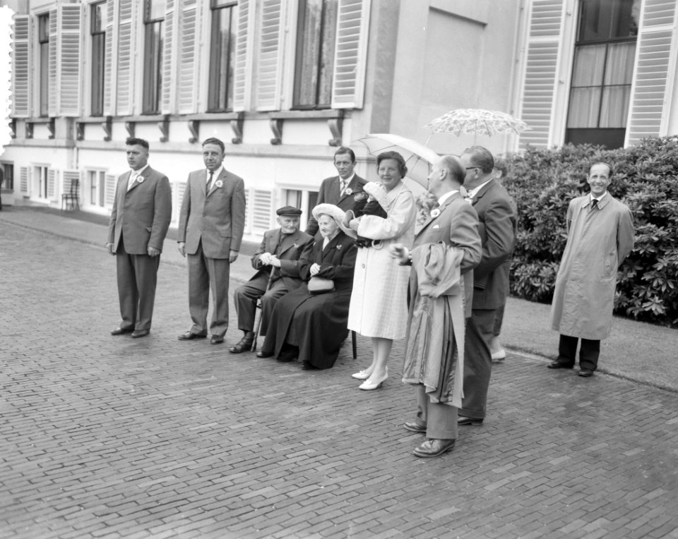 Defile oude van dagen op Soestdijk, koningin Juliana krijgt poppen, links echtpa, Bestanddeelnr 911-3977