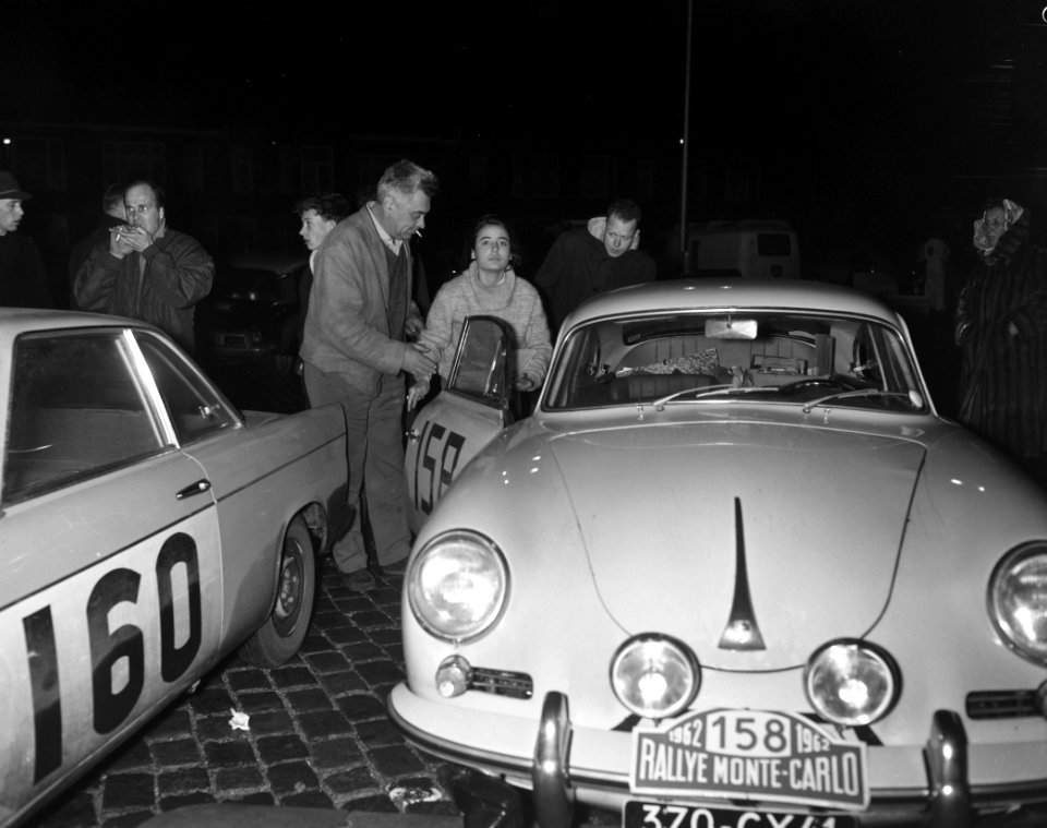 Deelnemers Rally Monte Carlo tijdcontrole in Scheveningen Henri Hourtoulle en …, Bestanddeelnr 913-4204