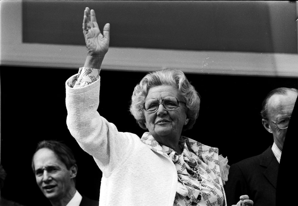 Defile Soestdijk 78 koningin Juliana zwaaiend op bordes (close), Bestanddeelnr 929-6954