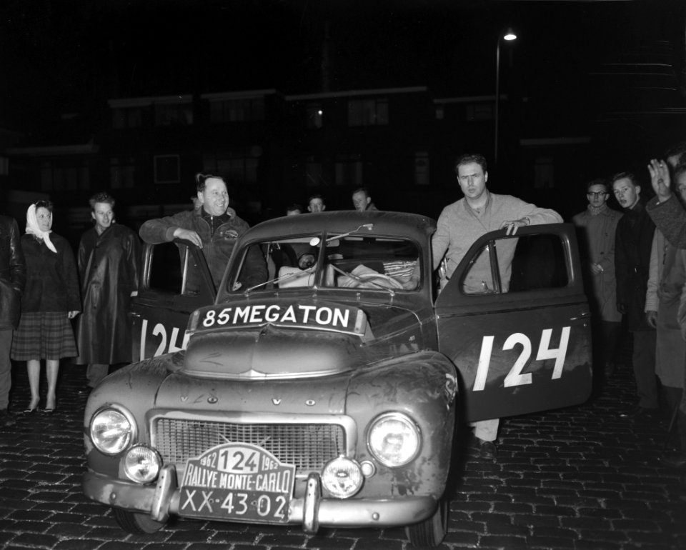 Deelnemers Rally Monte Carlo tijdcontrole in Schevening Matthijs Huisman en Ever, Bestanddeelnr 913-4210