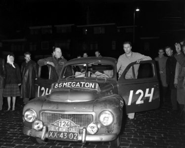 Deelnemers Rally Monte Carlo tijdcontrole in Schevening Matthijs Huisman en Ever, Bestanddeelnr 913-4210
