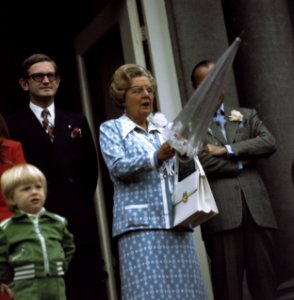 Defile Paleis Soestdijk , verjaardag Koningin Juliana Hare Majesteit met parap, Bestanddeelnr 254-9497