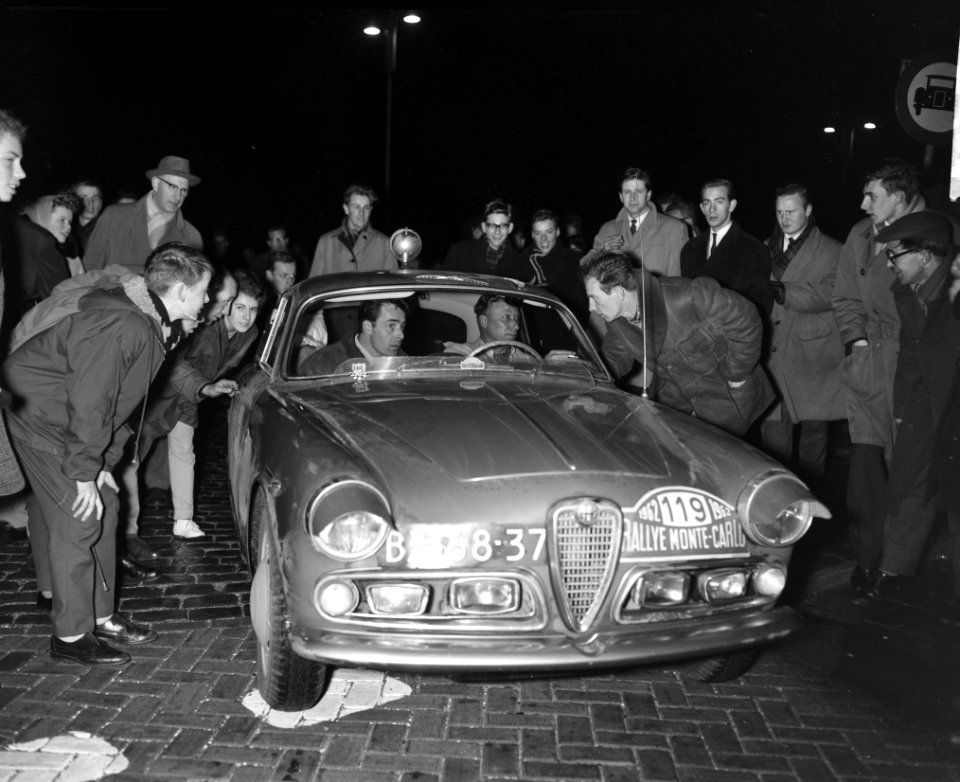 Deelnemers Rally Monte Carlo tijdcontrole in Schevening Borgerhoff en Rene Mulde, Bestanddeelnr 913-4212