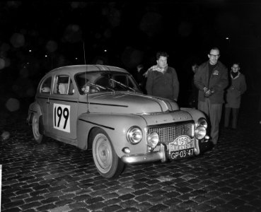 Deelnemers Rally Monte Carlo tijdcontrole in Schevening Johannes Michielen en J., Bestanddeelnr 913-4203