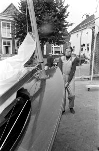 Deelnemer Frits Beck trekt zijn boot uit het water, Bestanddeelnr 921-6320