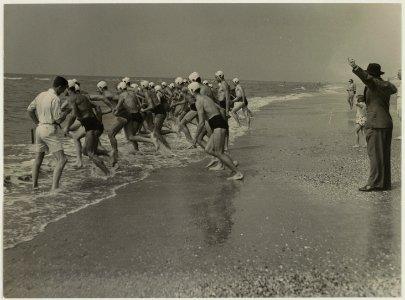 Deelnemers starten voor de 1Mijls zwemwedstrijd langs de kust van Zandvoort op 8 juli 1950. NL-HlmNHA 54010311