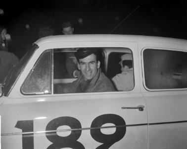 Deelnemers Rally Monte Carlo tijdcontrole in Schevening Roger Riviere en Gem. Ra, Bestanddeelnr 913-4206