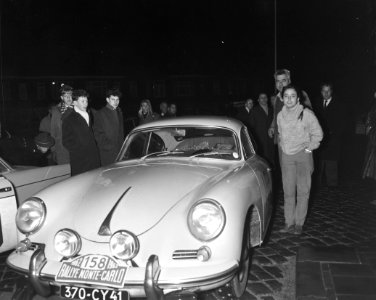 Deelnemers Rally Monte Carlo tijdcontrole in Schevening, Bestanddeelnr 913-4202