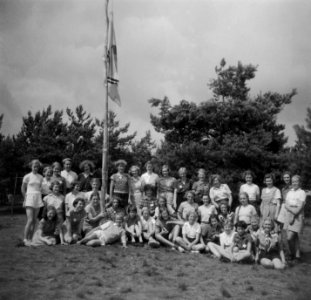 Deelneemsters poseren bij vlaggenmast, Bestanddeelnr 904-0973