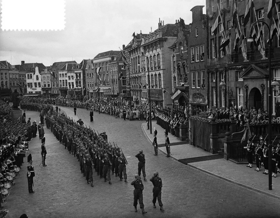 Defilé Den Bosch voor koningin Juliana en prins Bernhard, door grenadiers en jag, Bestanddeelnr 906-5780