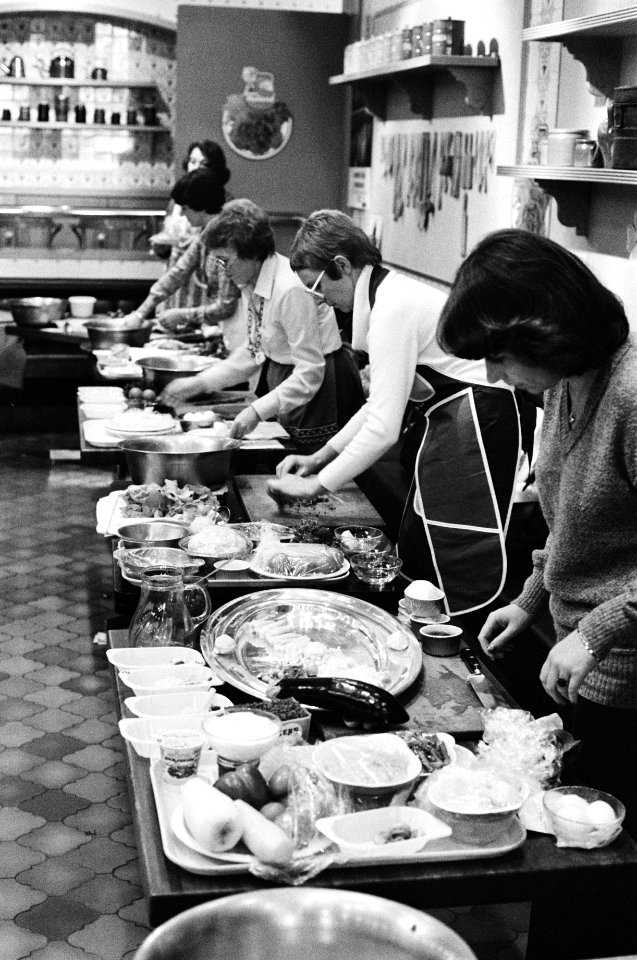 Deelneemster verkiezingen Salat Koningin in Alpha Hotel, Bestanddeelnr 929-9561
