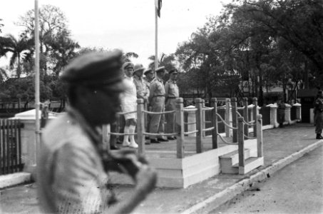 Defilé Brits-indische troepen. Op het platform staan o.a. vice-admiraal Pinke, l, Bestanddeelnr 514-3-1