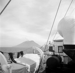 Deel van eens scheepsdek met aan de horizon een vulkaan, mogelijk de Stromboli, Bestanddeelnr 255-0013