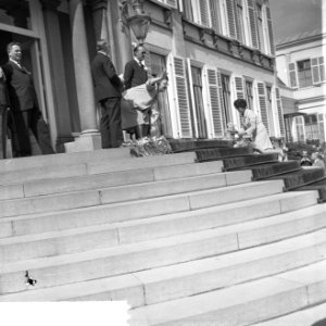 Defile Soestdijk, koningin Julianat en prins Bernhard op het bordes links premi, Bestanddeelnr 916-3693