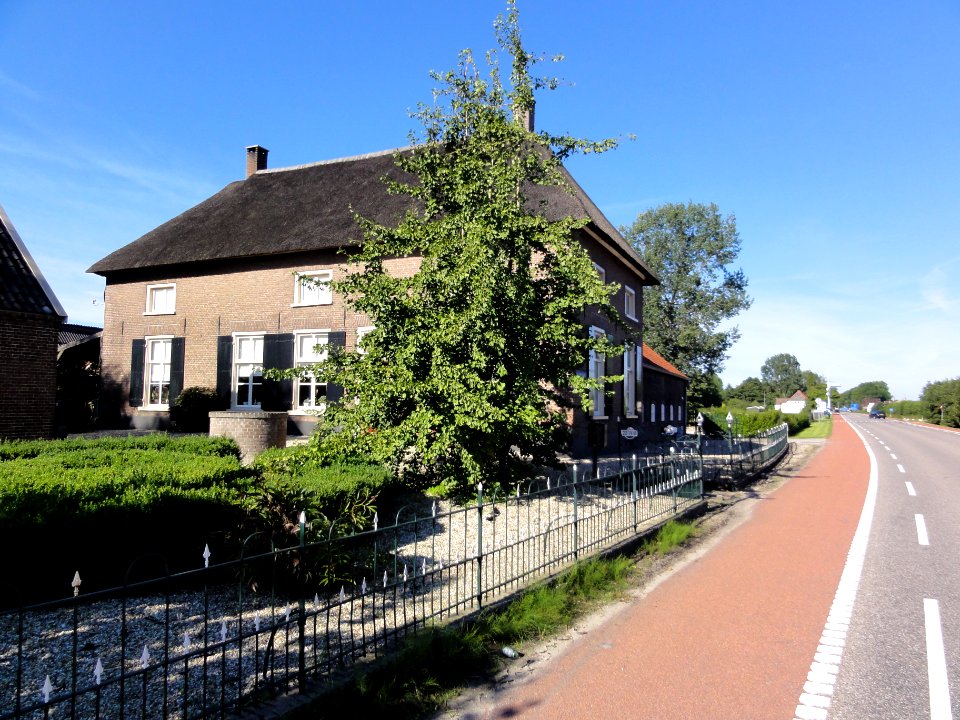 Deest (Druten) Rijksmonument 523800 Uiversnest boerderij met hek Van Heemstraweg 2a