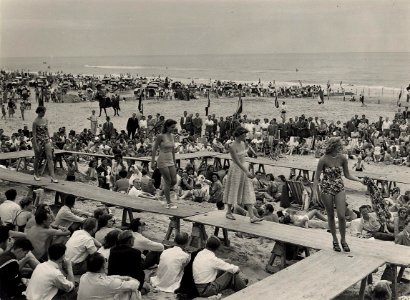 Deelneemsters tijdens de zondag 30 juli 1950 gehouden verkiezing to Miss Zandvoort. Aangekocht in 1977 van fotograaf C. de Boer. Identificatienummer 54-00435401, NL-HlmNHA 1478 25900 K 38