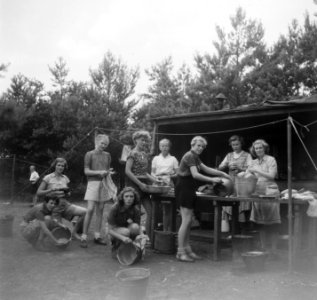 Deelneemsters bij de keukentent bezig met werkzaamheden, Bestanddeelnr 904-0971