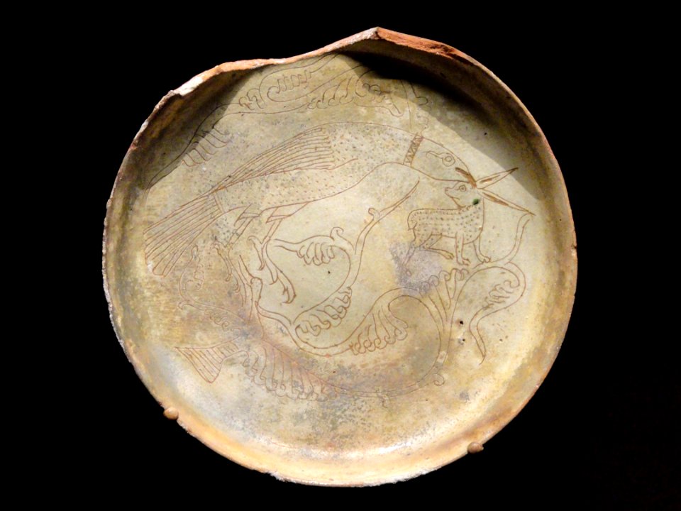 Deep plate with Hawk, Rabbit, and Foliage, 1100s AD, Byzantine, earthenware - Cleveland Museum of Art - DSC08434