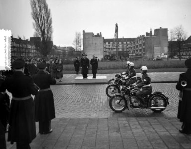 Defile voor burgemeester Van Hall door politie, Bestanddeelnr 908-3302