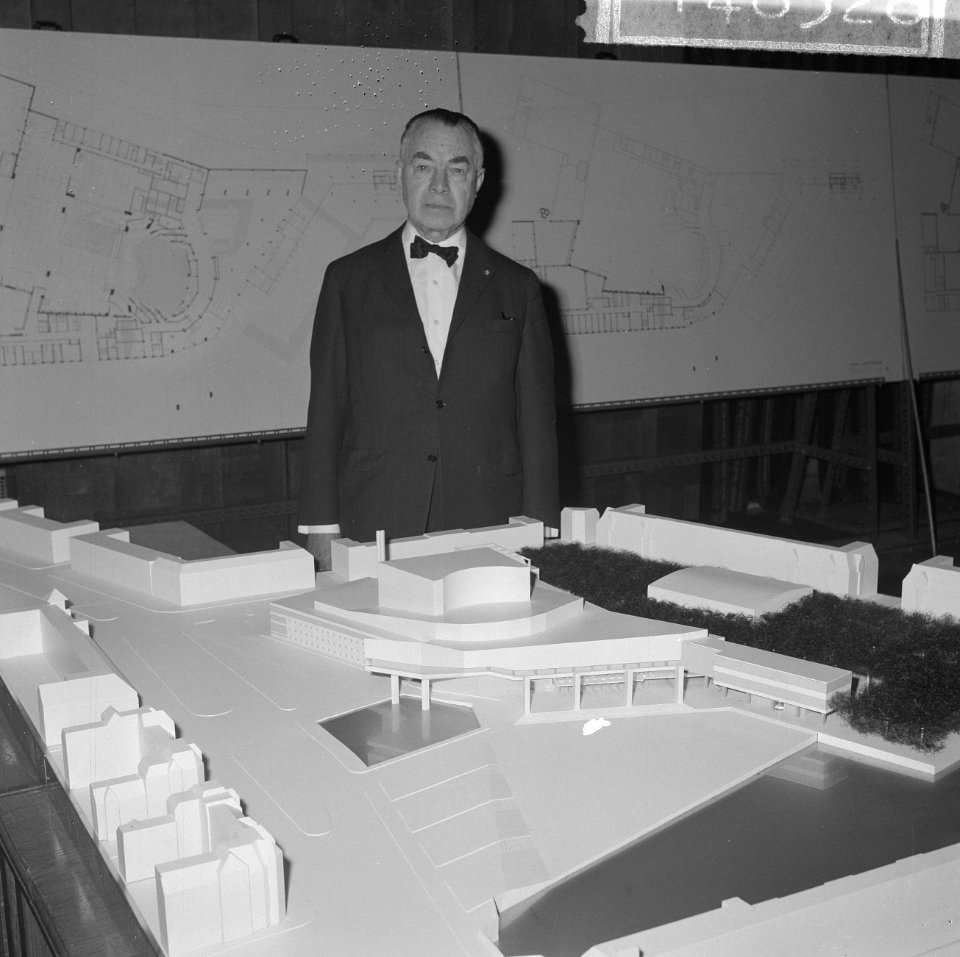 Definitief ontwerp Operagebouw Amsterdam Architect ir B Bijvoet bij maquette, Bestanddeelnr 914-8528