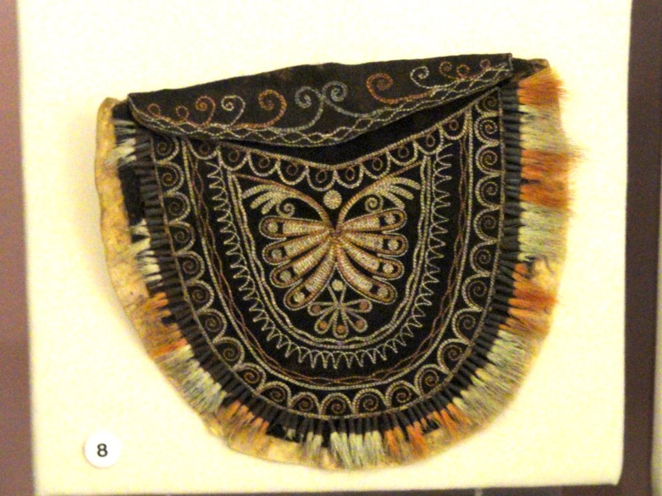 Deerskin bag, Iroquois, from American Antiquarian Society collection, to Peabody in 1890 - Native American collection - Peabody Museum, Harvard University - DSC05430