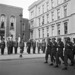 Defile voor Minister Fievez Leger, Bestanddeelnr 901-8379