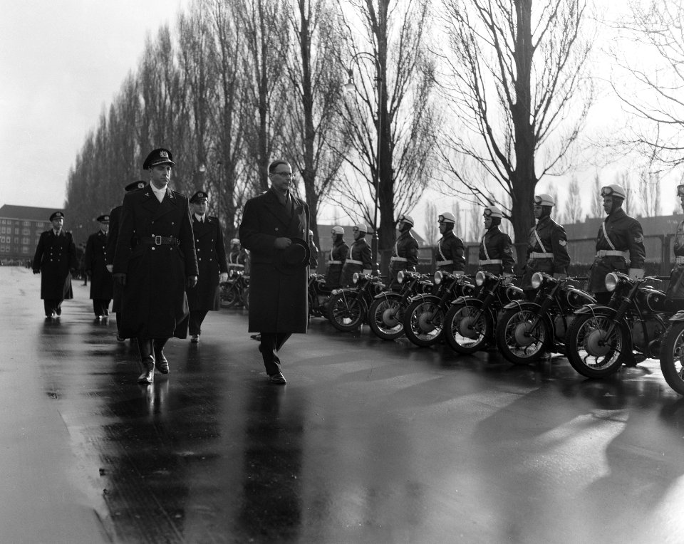 Defile voor burgemeester Van Hall door politie, Bestanddeelnr 908-3298