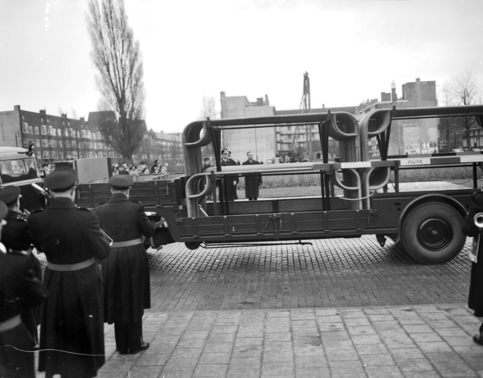 Defile voor burgemeester Van Hall door politie, Bestanddeelnr 908-3301