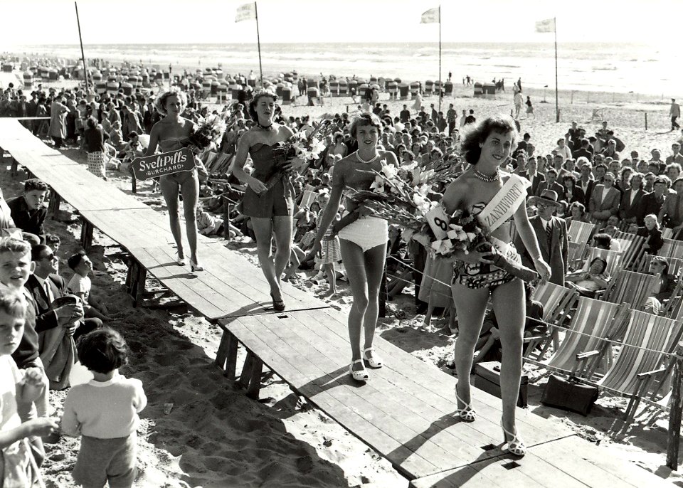 Deelnemers tijdens de verkiezing tot Miss Zandvoort, winnaar is nr 8. Mimi Kok. Aangekocht van United Photos de Boer bv. - Negatiefnummer 6153 B. - Gepubliceerd in het Haarlems Dagblad van 11.07.1990