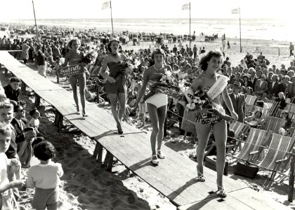 Deelnemers tijdens de verkiezing tot Miss Zandvoort, winnaar is nr 8. Mimi Kok. Aangekocht van United Photos de Boer bv. - Negatiefnummer 6153 B. - Gepubliceerd in het Haarlems Dagblad van 11.07.1990