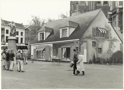 Decorhuis op de Grote Markt. NL-HlmNHA 54016806