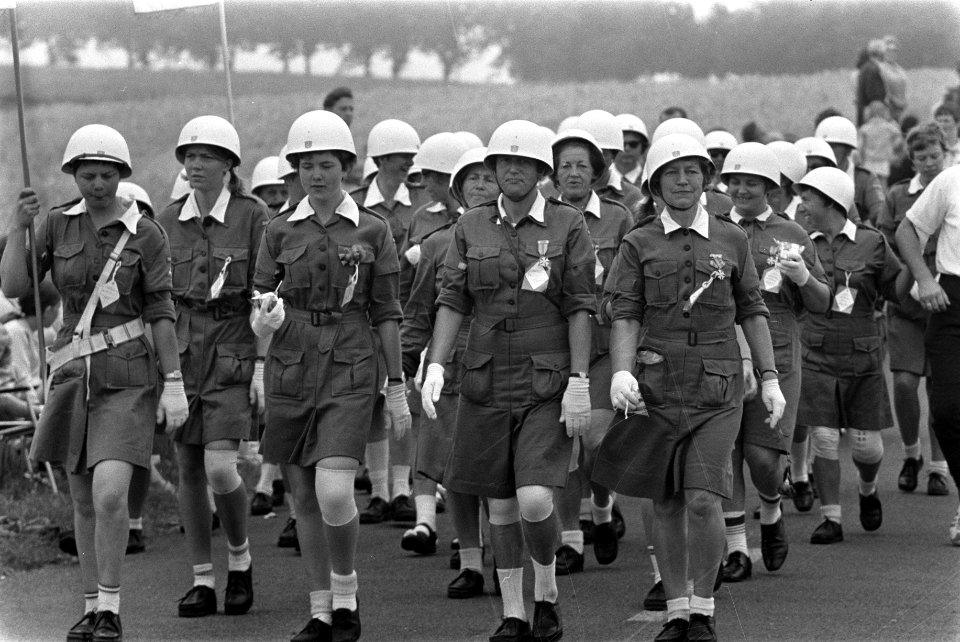 Deense vrouwelijke landmachtsoldaten met helmen, Bestanddeelnr 922-6398