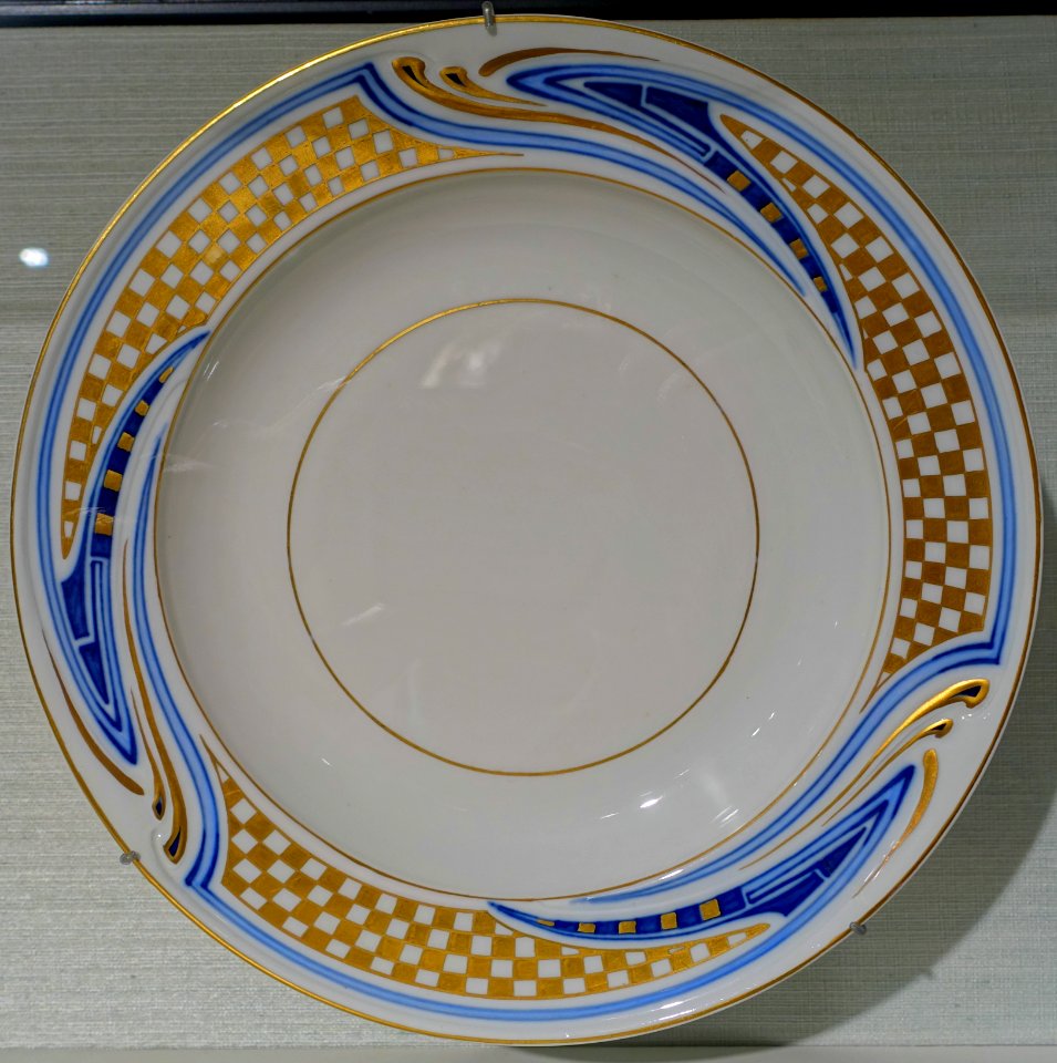 Deep plate by Henry van de Velde, Meissen factory, 1903, porcelain with blue underglaze and gold decoration - Hessisches Landesmuseum Darmstadt - Darmstadt, Germany - DSC00722