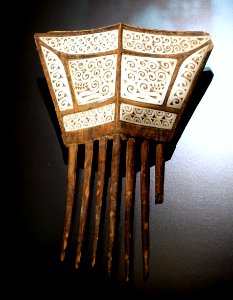 Decorative comb, Tanimbar Archipelago, Indonesia, 19th century, wood, bone - Rautenstrauch-Joest-Museum - Cologne, Germany - DSC09918