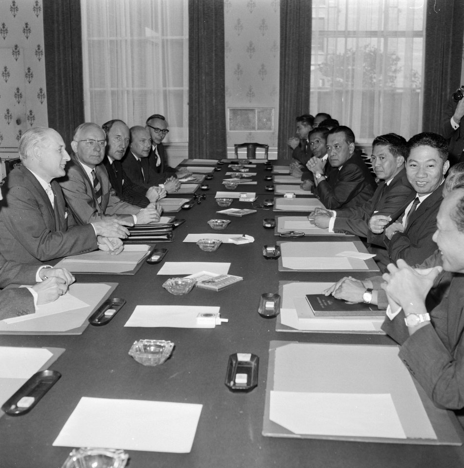Deelnemers van de beprekingen aan de conferentietafel met ondermeer Minister A.V, Bestanddeelnr 919-5322