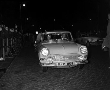 Deelnemers Rally Monte Carlo tijdcontrole in Schevening Jacques Lacoste en Jean , Bestanddeelnr 913-4209