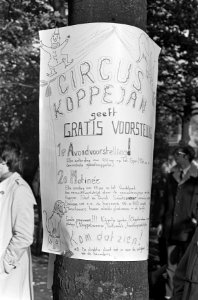 Deelnemers van love-in in Vondelpark. Affiches aan bomen geplakt voorstelling C, Bestanddeelnr 920-8053