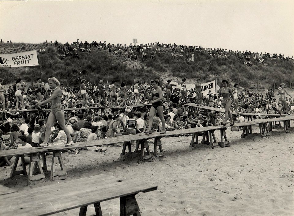 Deelneemsters tijdens de zondag 30 juli 1950 gehouden verkiezing to Miss Zandvoort. Aangekocht in 1977 van fotograaf C. de Boer. Identificatienummer 54-00435403, NL-HlmNHA 1478 25900 K 38